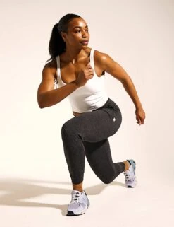 Vuori Daily Crop - White -The Sports Edit Store 160223 TSE WW EDITORIAL 0097 d3e9d30a 9312 4976 b2dc 02b98eb2fe2e