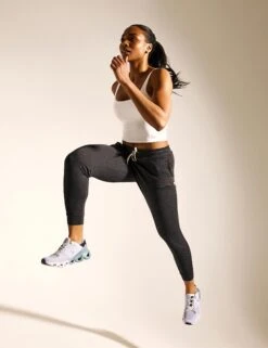 Vuori Performance Jogger - Charcoal Heather -The Sports Edit Store 160223 TSE WW EDITORIAL 0108