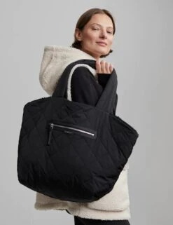 Varley Amos Reversible Quilt Tote - Black 8 Varley Amos Reversible Quilt Tote - Black -The Sports Edit Store AMOS Reversible Tote Bag Varley 3