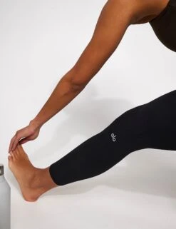 Alosoft High Waisted 7/8 Highlight Legging - Black -The Sports Edit Store Alo Yoga ALOSOFT HIGH WAIST 7 8 HIGHLIGHT LEGGING W51104R BLACK 0021