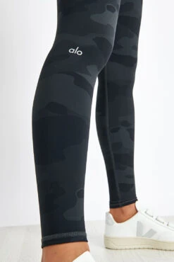 High Waisted Vapor Legging - Black Camo -The Sports Edit Store Alo Yoga HIGH WAIST VAPOR LEGGING W5635R Black Camouflage 0012