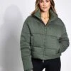 Cropped Puffer - Thyme 1 Cropped Puffer - Thyme -The Sports Edit Store Girlfriend Collective CROPPED PUFFER 2000 THYME 0003
