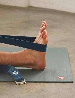 Manduka AligN Yoga Strap - 8ft Midnight -The Sports Edit Store Manduka SS18 eCom 413018153 AlignStrapMaldive 03152
