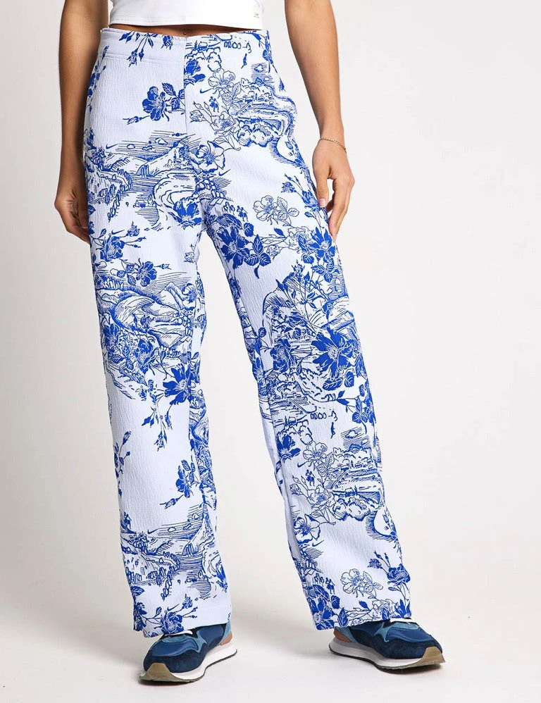 Nike Sportswear Collection Jacquard Track Pants - White/Hyper Royal 3 Nike Sportswear Collection Jacquard Track Pants - White/Hyper Royal