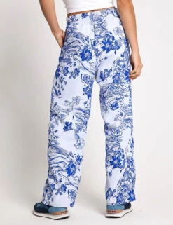 Nike Sportswear Collection Jacquard Track Pants - White/Hyper Royal 9 Nike Sportswear Collection Jacquard Track Pants - White/Hyper Royal -The Sports Edit Store Nike Sportswear Collection Jacquard Track Pants HF9588 100S White Hyper Royal 0004