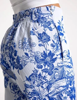 Nike Sportswear Collection Jacquard Track Pants - White/Hyper Royal 11 Nike Sportswear Collection Jacquard Track Pants - White/Hyper Royal -The Sports Edit Store Nike Sportswear Collection Jacquard Track Pants HF9588 100S White Hyper Royal 0006