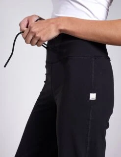 Vuori Daily Wideleg - Black 9 Vuori Daily Wideleg - Black -The Sports Edit Store VUORI DAILY WIDE LEG VW489 BLK BLACK 0013