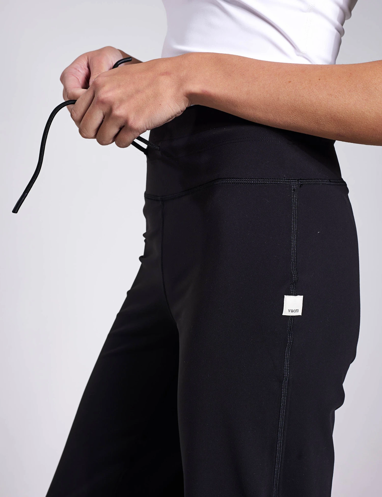 Vuori Daily Wideleg - Black 5 Vuori Daily Wideleg - Black - Image 3