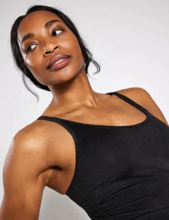 Vuori Halo Performance Crop - Black 10 Vuori Halo Performance Crop - Black -The Sports Edit Store VUORI HALO PERFORMANCE CROP VW1005 HBK BLACK HEATHER 0004