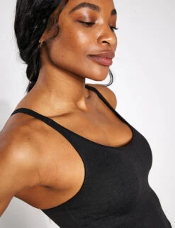 Vuori Halo Performance Crop - Black 11 Vuori Halo Performance Crop - Black -The Sports Edit Store VUORI HALO PERFORMANCE CROP VW1005 HBK BLACK HEATHER 0005