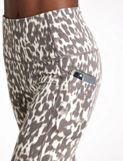 Varley Move Pocket Legging High 25" - Roasted Cashew Brushed Spot 8 Varley Move Pocket Legging High 25" - Roasted Cashew Brushed Spot -The Sports Edit Store Varley Move pocket legging high 25 VAR01091 BLA Roasted Cashew Brushed Spot 0004