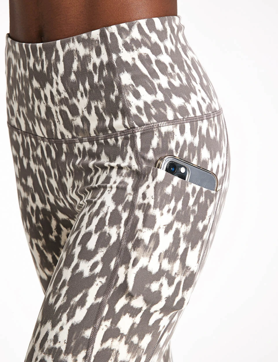 Varley Move Pocket Legging High 25" - Roasted Cashew Brushed Spot 5 Varley Move Pocket Legging High 25" - Roasted Cashew Brushed Spot - Image 3