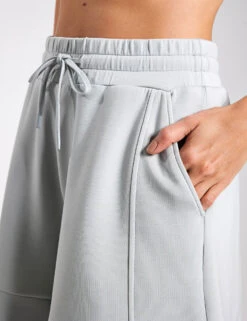 Varley Alder High Waisted Short 5" - Mirage Grey -The Sports Edit Store Varley Sweats Alder High Waisted Short 5 Mirage Grey 0004