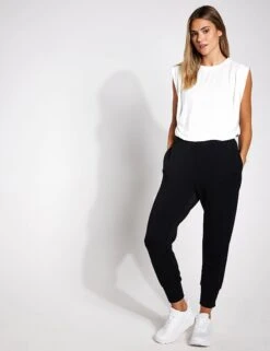 Varley The Slim Cuff Pant 25 Black 9 Varley The Slim Cuff Pant 25 Black -The Sports Edit Store Varley The Slim Cuff Pant 25 VAR01713 Black 0014