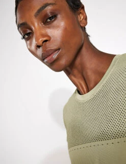 Varley Calloway Boxy Tee - Tea 8 Varley Calloway Boxy Tee - Tea -The Sports Edit Store Varley calloway boxy tee VAR01779 BEI Tea 0027