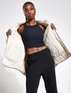 Varley Reno Reversible Quilt Jacket - Sandshell 11 Varley Reno Reversible Quilt Jacket - Sandshell -The Sports Edit Store Varley reno reversible quilt jacket VAR01746 SAND sandshell 0004