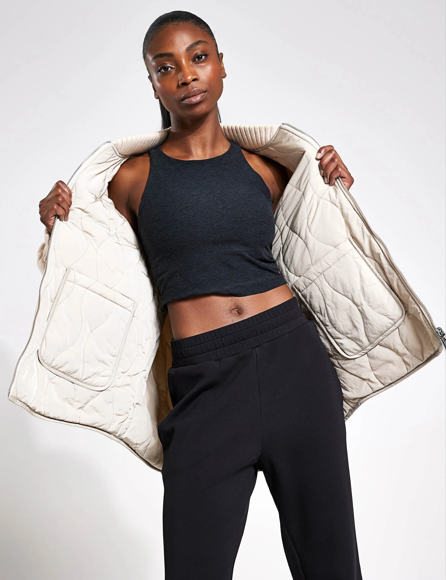 Varley Reno Reversible Quilt Jacket - Sandshell 6 Varley Reno Reversible Quilt Jacket - Sandshell - Image 4