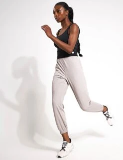 Vuori Boyfriend Jogger - Soft Pewter Heather 8 Vuori Boyfriend Jogger - Soft Pewter Heather -The Sports Edit Store Vuori Boyfriend Jogger VW457 HEW Soft Pewter Heather 0025