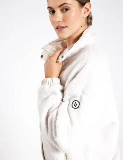 Vuori Cozy Sherpa Jacket - Dune -The Sports Edit Store Vuori Cozy Sherpa Jacket VW530 DUN Dune 0017