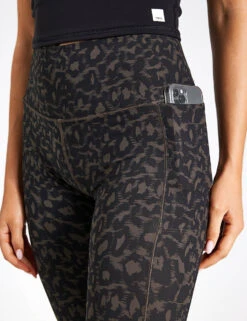 Vuori Studio Pocket Legging - Cocoa Spots -The Sports Edit Store Vuori Studio Pocket Legging VW446 CSO Cocoa Spots 0004