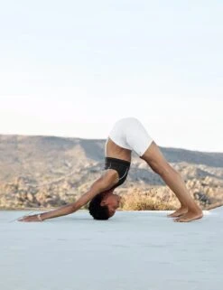 Airlift Suit Up Bra - Black -The Sports Edit Store alo yoga airlift suit up bra black W9360R 8