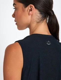 Beyond Yoga Featherweight Minimal Cropped Tank - Darkest Night -The Sports Edit Store beyond yoga Featherweight Minimal Cropped Tank Darkest Night LWSD4497 DRKNTS 0023