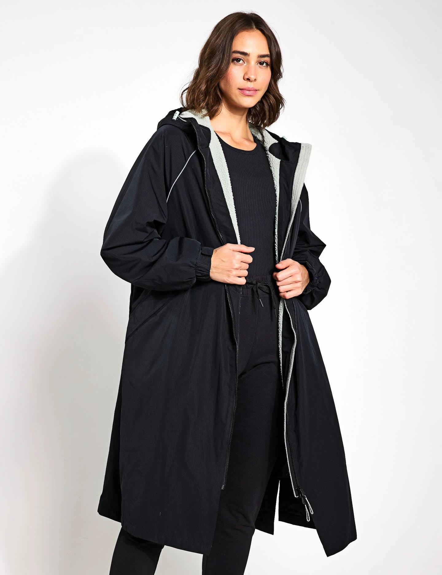 Oversized Waterproof Changing Robe with Thermal Borg Lining - Black 6 Oversized Waterproof Changing Robe with Thermal Borg Lining - Black - Image 4
