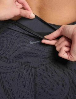Nike Zenvy High Waisted 7/8 Printed Leggings - Black/Dark Smoke Grey 7 Nike Zenvy High Waisted 7/8 Printed Leggings - Black/Dark Smoke Grey -The Sports Edit Store nike zenvy high waisted 7 8 printed leggings black grey hv2462 010 3