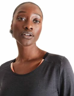 On Running Performance Long-T Lumos - Black/Iron -The Sports Edit Store on running w performance long t lumos black iron 1WD30061242 5