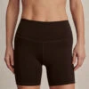 Varley FreeSoft High Waisted Short 5" - Coffee Bean -The Sports Edit Store varley freesoft hw short 5in coffee bean var03144 1 1