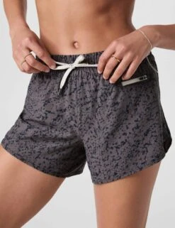 Vuori Clementine 4" Short 2.0 - Chia Stucco 12 Vuori Clementine 4" Short 2.0 - Chia Stucco -The Sports Edit Store vuori clementine 4in short 2 0 chia stucco vw3004csu 3