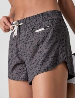 Vuori Clementine 4" Short 2.0 - Chia Stucco 13 Vuori Clementine 4" Short 2.0 - Chia Stucco -The Sports Edit Store vuori clementine 4in short 2 0 chia stucco vw3004csu 4