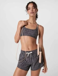 Vuori Clementine 4" Short 2.0 - Chia Stucco 14 Vuori Clementine 4" Short 2.0 - Chia Stucco -The Sports Edit Store vuori clementine 4in short 2 0 chia stucco vw3004csu 5